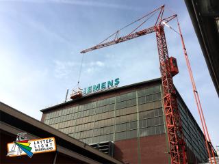 Lichtreclame op grote hoogte gemonteerd